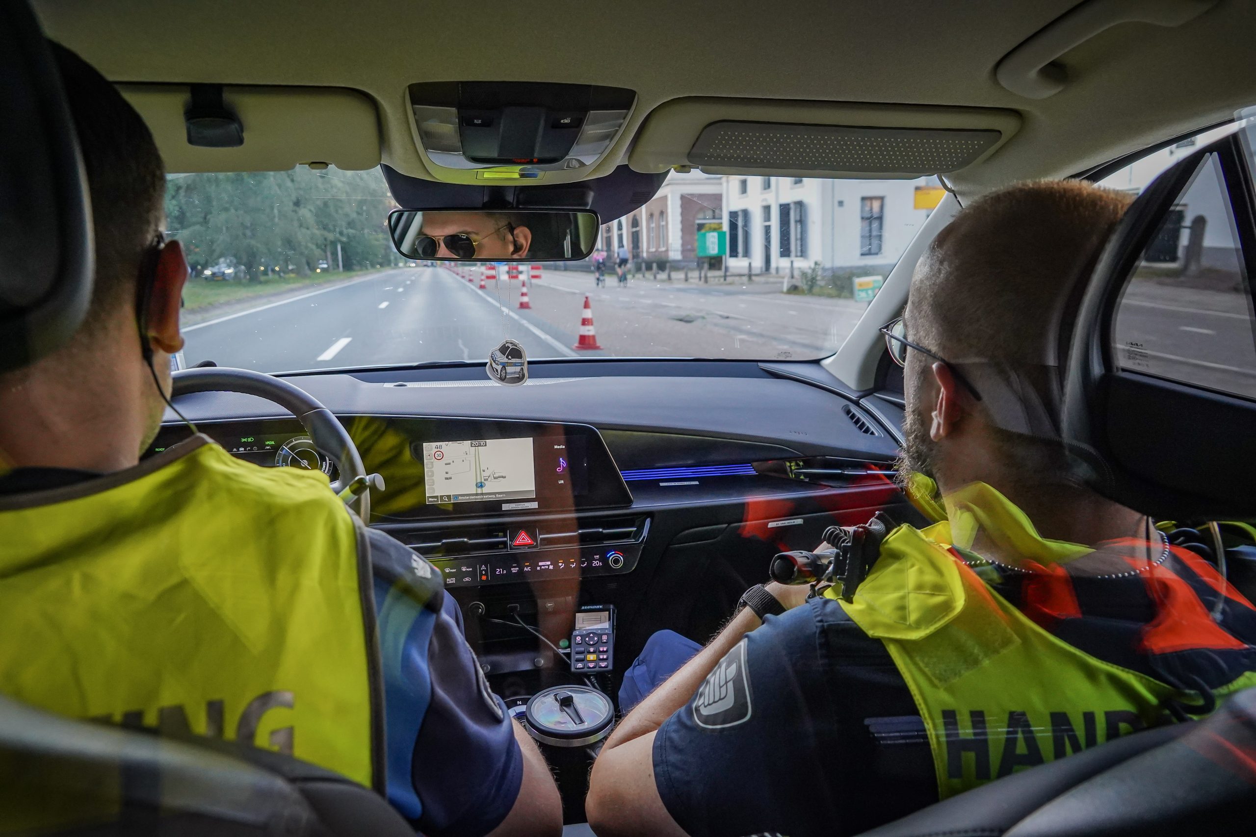 Boa's tijdens een rit in een dienstvoertuig