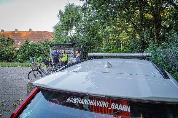 Handhavingsauto gemeente Baarn met handhavers aan het werk in de wijk
